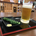 京王高尾山温泉 極楽湯 - 大ジョッキと、キュウリの一本漬け。