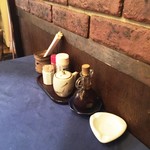 代官亭 - 卓上の調味料たち