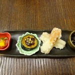 そば打ち幸甚 - 左よりトマト＆パプリカ、揚げナス、竹輪の天ぷら、昆布の佃煮