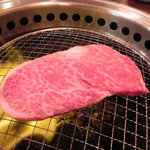 肉のすずき - 焼かれるリブ芯