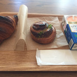 Boulangerie Artisan'Halles - イートインスペースにて  左からクロワッサン¥160、ピスタチオ¥270、ドリンク¥110