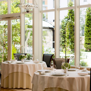 Enjoy a blissful time at the dining room overlooking the 120 tsubo lush garden.