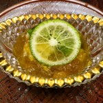 銀座 小十 - カニ，オクラ，ワカメのポン酢ジュレがけ