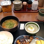 街かど屋 - 590円の豚汁定食。食券を買えば配膳も片付けもやってくれる。