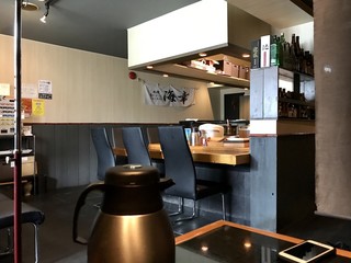 Mendokoro Hasumi - カウンター席、テーブル席、小上がり席ございます店内です。