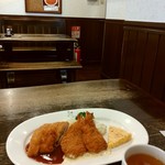 明治軒 - 2階の店内とミックス定食です♪♪