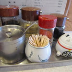 Nagasakichamponsaraudonkuma - 調味料　左ラー油　右猫からし