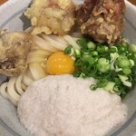 自家製さぬきうどんと肉 甚三 - 鶏天月見山しょうゆ（冷）（アップ）