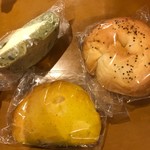 LOVES BAGLE - 抹茶ベーグルのクリームチーズサンド
                      カレーパン
                      チーズベーグル