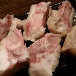 本格焼酎と炭火ホルモン焼き 新井家 - 豚足(タレとすごく合っていてうまいっ！)