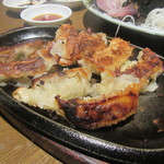 居酒屋 まる家 - 「手作り鉄鍋餃子」(￥580)