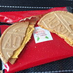 お菓子の日進堂 - 宮崎マンゴー生キャラメルクリームせんべい割った
