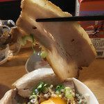 博多 豚十郎 - 炙りチャーシュー丼、チャーシューリフト