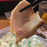 博多 豚十郎 - 塩だれ豚骨ラーメン、チャーシューリフト