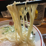 博多 豚十郎 - 塩だれ豚骨ラーメン、麺リフト