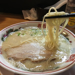 博多 豚十郎 - 塩だれ豚骨ラーメン、麺リフト