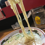 博多 豚十郎 - 塩だれ豚骨ラーメン、麺リフト