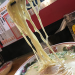 博多 豚十郎 - 塩だれ豚骨ラーメン、麺リフト