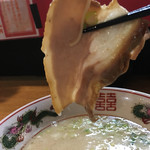 博多 豚十郎 - 塩だれ豚骨ラーメン、チャーシューリフト