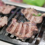 スタミナ苑 - 2017.8 ガスロースターで上タンを焼いています