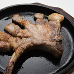 おきなわポークビレッジ - 当店で人気の、骨付きロースステーキ。ジューシーなお肉がGood!