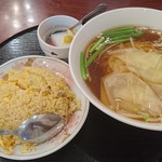 中華料理 華香楼 - ワンタン麺＋半チャーハン