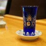 Ishimatsu Zushi - 日本酒：山本（青）・・切子グラスで