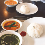 ナマステ - 手前がWカレー、奥はチキンカレー(^^)