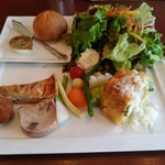 Cafe de Paris - お肉のプレートランチ パンとドリンクつきで税込み1200円。