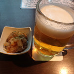 Waraku Kataraiya - お通しと生ビール。