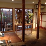 東 - ◆趣ある店内。