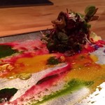 東 - ◆鮎のフリットにビーツ（赤）と人参（黄）と抹茶塩・ほうれん草（緑）のソース ソースの色合いが「絵画」のよう・・