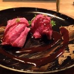 東 - ◆45分低温調理した八女上陽黒毛牛イチボの寿司スタイル、キャラメルソースで