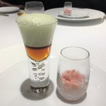 レフェルヴェソンス - アミューズ：鳩、伊勢海老、豆、ルバーブと日本酒