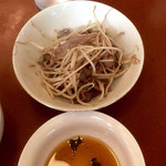 レストランZOO - 今日のランチメニュー(¥850)から
      牛肉ともやし炒め自家製ポン酢
      もやしはかなり細めだが、味は濃厚で牛肉の旨味に負けない強さがある。