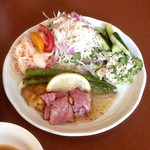 レストランZOO - 今日のランチメニュー(¥850)から
      さわらとアスパラ レモンバター焼
      鰆のソテーはもちろん美味しいが、アスパラや添えてあるサラダ、ゴーヤ炒め等の自家製野菜も抜群に美味しい！秀逸な一皿である。