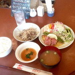 レストランZOO - 今日のランチメニュー(¥850) 全景
      以前より¥50だけ値上がりしたが、この価格でこの内容はちょっとありえない。素晴らしいCPである。これも米も含む全ての野菜が自家製なればこそ為せる技だろう。