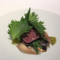 レフェルヴェソンス - 夏鹿のロティとムール貝、茗荷、茄子、大葉、青梅