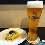 ドイツ居酒屋 ヴァルト - ザワークラウトつまみに、看板ビールのリーゲレ プレヴァーレ (Lサイズ)で乾杯。