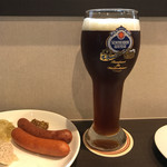 ドイツ居酒屋 ヴァルト - ソーセージには黒ビール、シュナイダー アヴェンテイヌス (Lサイズ)。