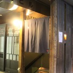 ろばた 翔 - お店は地下１階。１階はこのような感じで大きな看板はない。