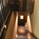 ろばた 翔 - 地下のお店に続く階段