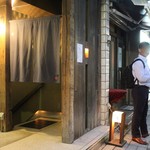 ろばた 翔 - お店の看板が、この正方形の小さな明かりだけというのがかなり分からない。。。人が立っていると致命的！
