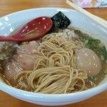 喜元門 - 麺はこしのある中細麺