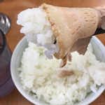 来雷軒 - ご飯をチャーシューで巻きました。