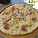 奄美きょら海工房 - じゃがいもとベーコンクリームソースピザ