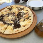 奄美きょら海工房 - モズクとアンチョビのクリームソースピザ