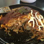 お好み焼き 銀志朗 - 広島風お好みランチのお好み焼、すみません空腹に負けて食べ始めてしまいました。