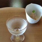 湖里庵 - 食前酒の「竹生嶋」大吟醸と、鮒寿しのとも和え。