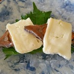 湖里庵 - 鮒寿しのチーズ包み。